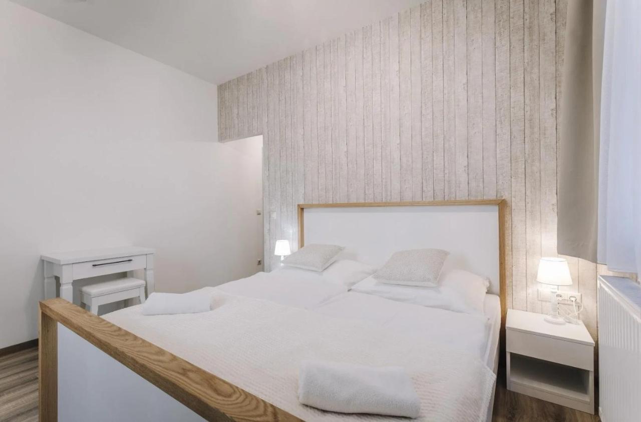 Apartmanhaz Soho Γκιόρ Εξωτερικό φωτογραφία